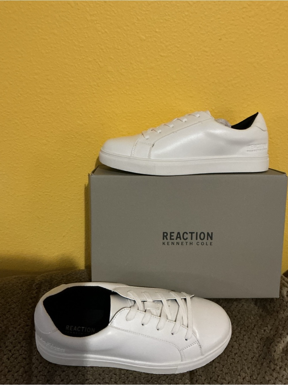 Reaction Kenneth Cole White Low-Top Sneakers with Black Lining Kids nwb sz 5